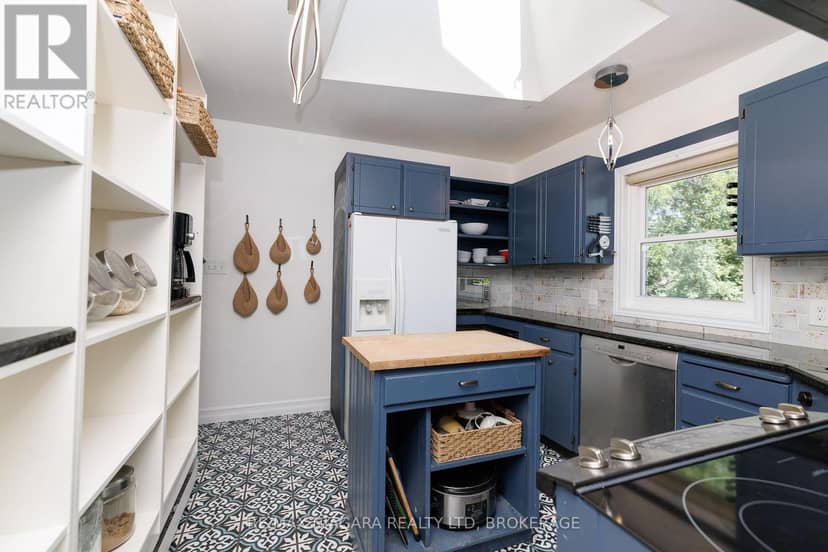 6329 Goodsir Crescent — photo 14 of 40