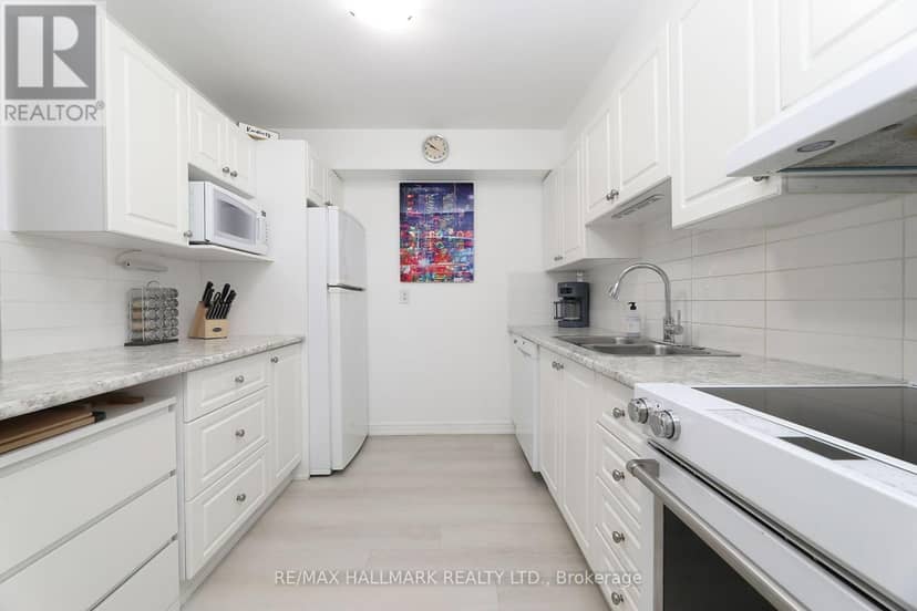 415 - 20 Fashion Roseway — photo 10 of 21