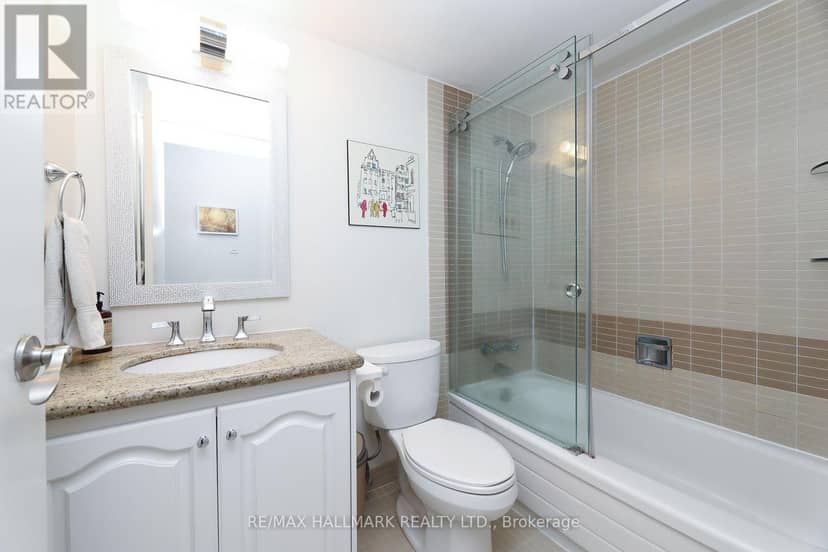415 - 20 Fashion Roseway — photo 15 of 21