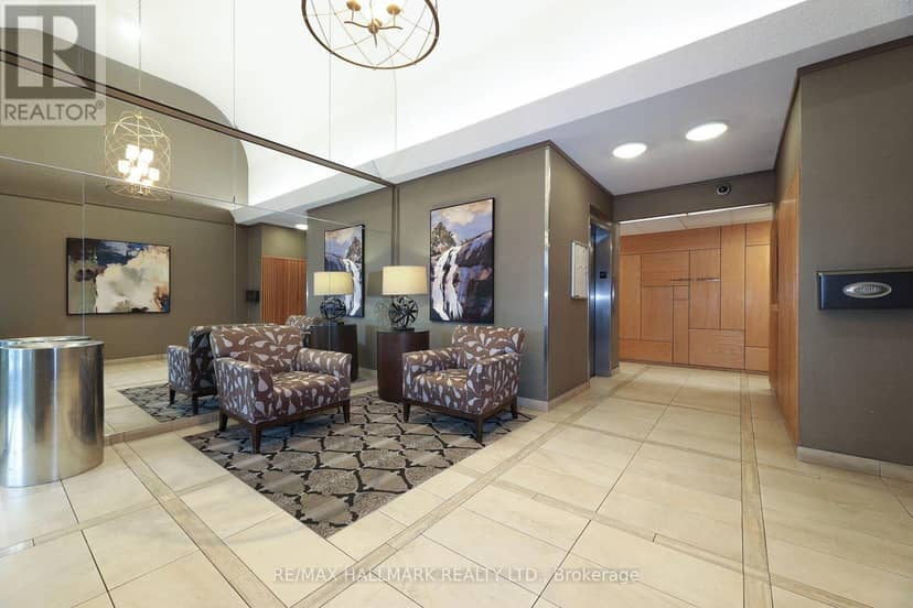 415 - 20 Fashion Roseway — photo 2 of 21