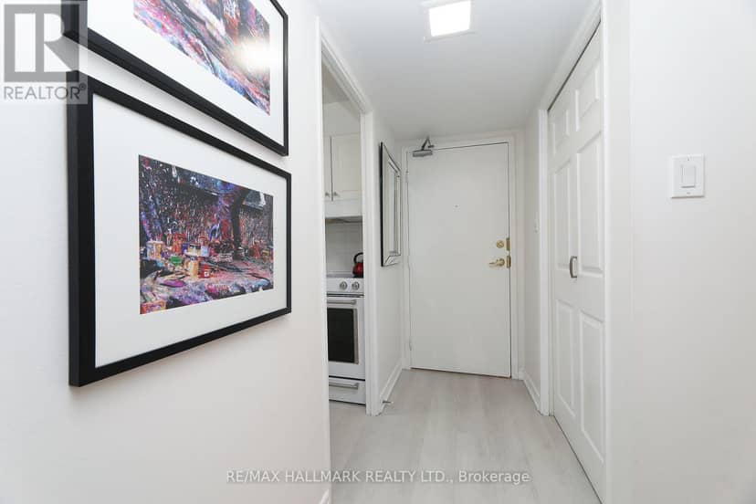 415 - 20 Fashion Roseway — photo 3 of 21