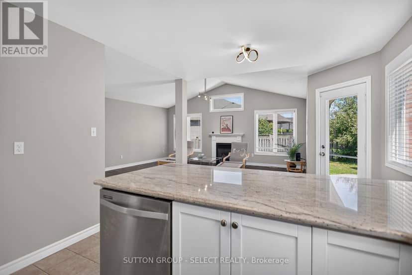1647 Bayswater Crescent — photo 10 of 33