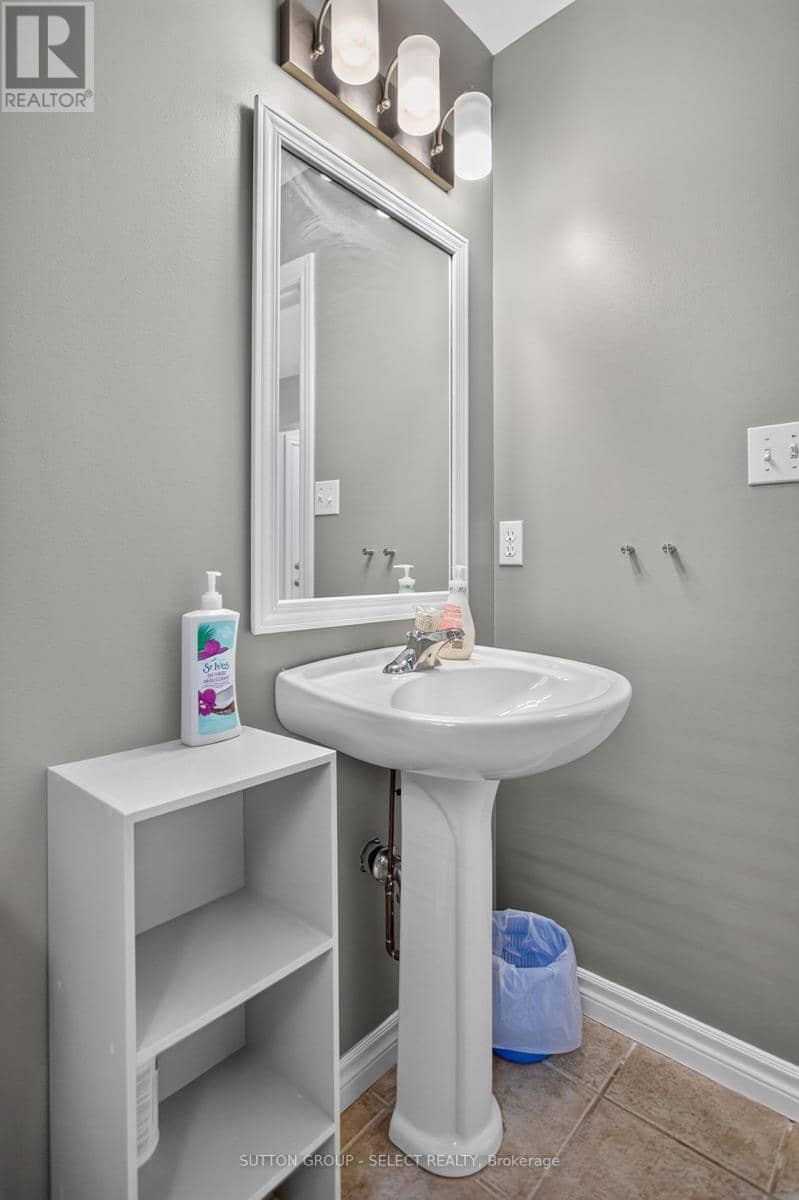1647 Bayswater Crescent — photo 14 of 33