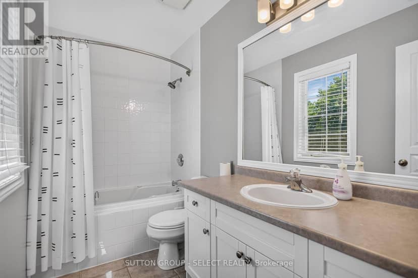 1647 Bayswater Crescent — photo 20 of 33