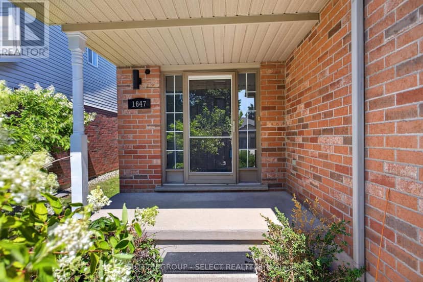 1647 Bayswater Crescent — photo 3 of 33