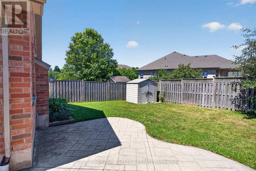 1647 Bayswater Crescent — photo 31 of 33
