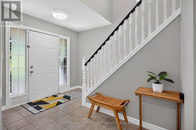 1647 Bayswater Crescent — photo 5 of 33