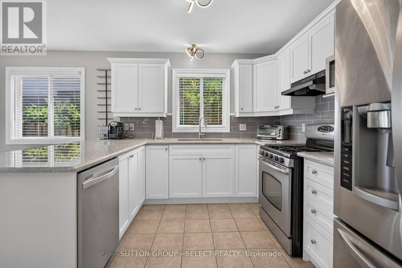 1647 Bayswater Crescent — photo 8 of 33