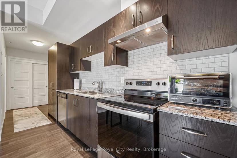 121 - 35 Kingsbury Square — photo 17 of 33