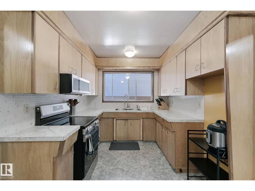 10807 54 AV NW — photo 17 of 40