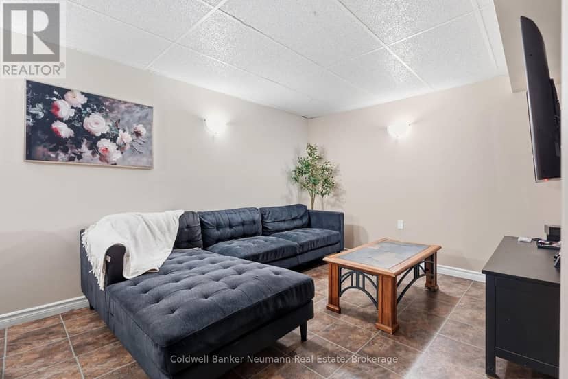 7 Henderson Drive — photo 23 of 32