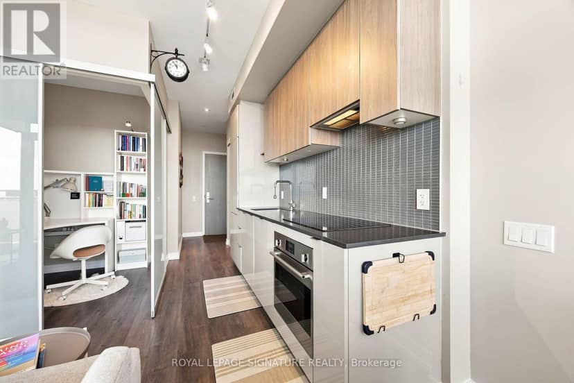 4305 - 161 Roehampton Avenue — photo 13 of 33