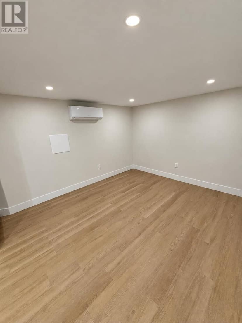 21-23 Thorndale Drive — photo 9 of 13