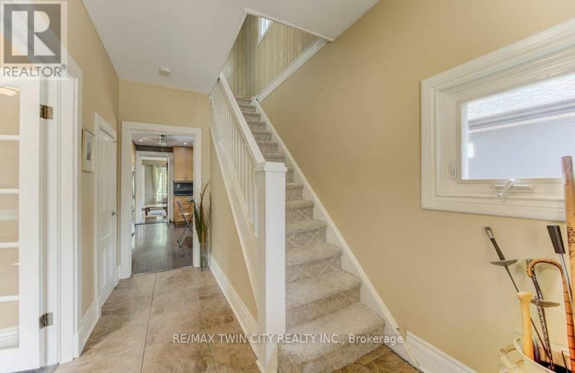 271 London Road W, Guelph, photo 3