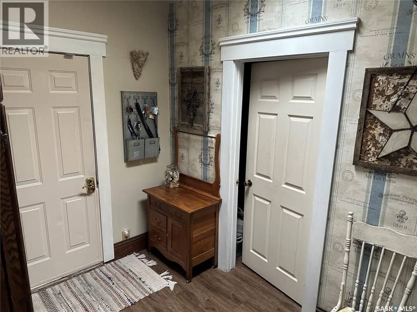503 Bison AVENUE — photo 2 of 40