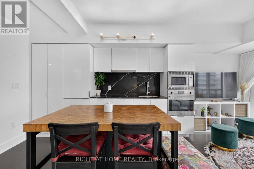 1809 - 955 Bay Street — photo 1 of 40