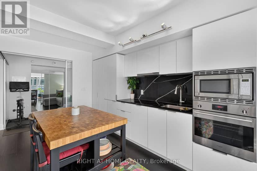 1809 - 955 Bay Street — photo 10 of 40