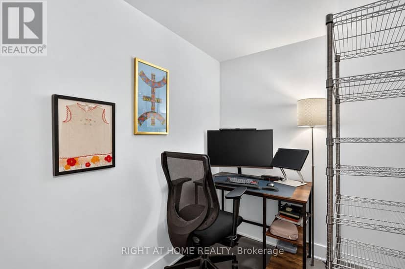 1809 - 955 Bay Street — photo 3 of 40