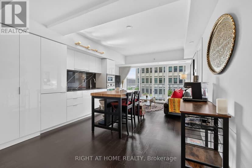 1809 - 955 Bay Street — photo 7 of 40