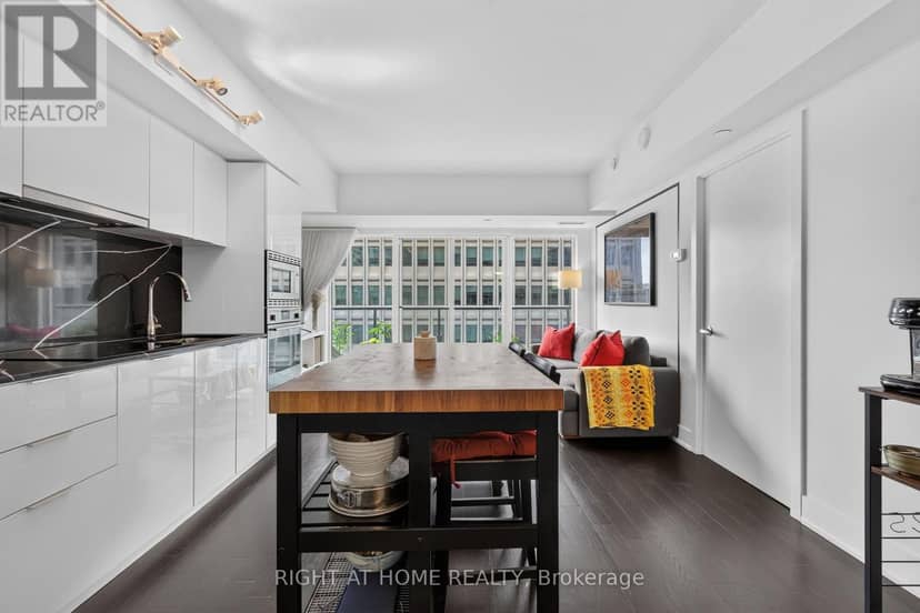 1809 - 955 Bay Street — photo 8 of 40