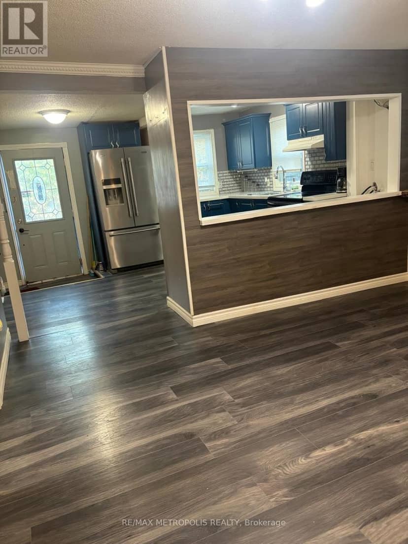 28 & 30 Thompson Drive — photo 4 of 14