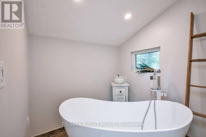 2640 Westshore Crescent — photo 31 of 40