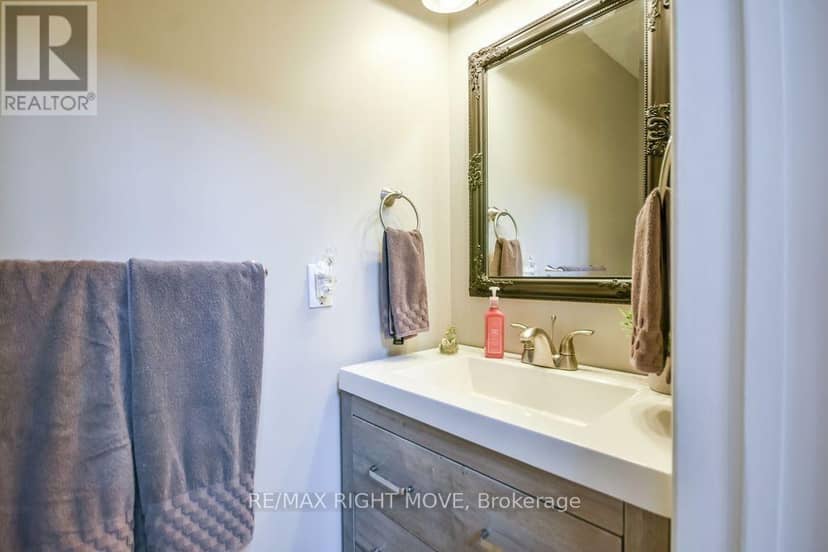 2640 Westshore Crescent — photo 9 of 40