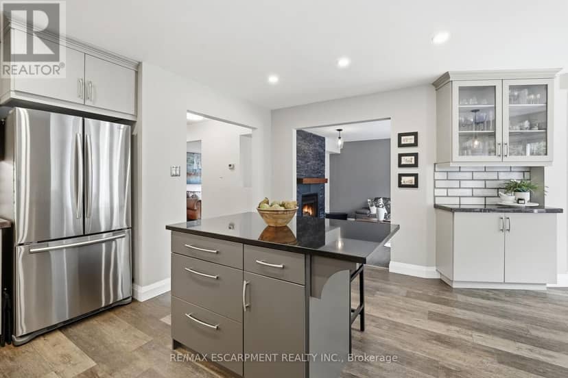 48 Bridgeport Crescent — photo 18 of 40