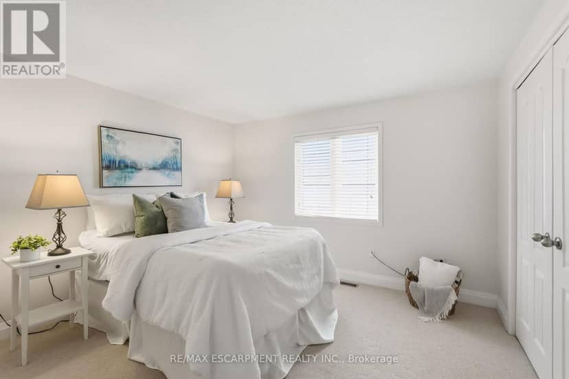 48 Bridgeport Crescent — photo 34 of 40