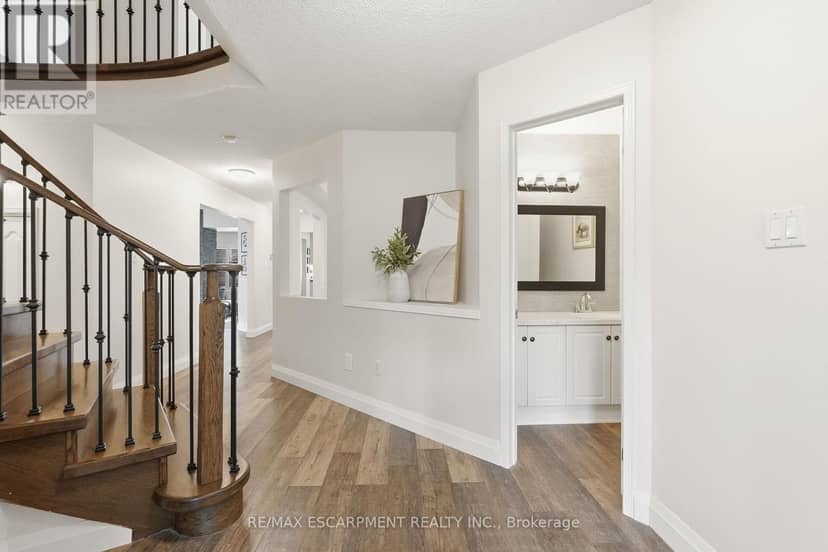 48 Bridgeport Crescent — photo 4 of 40