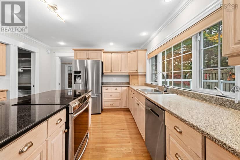 916 Young Avenue — photo 8 of 40