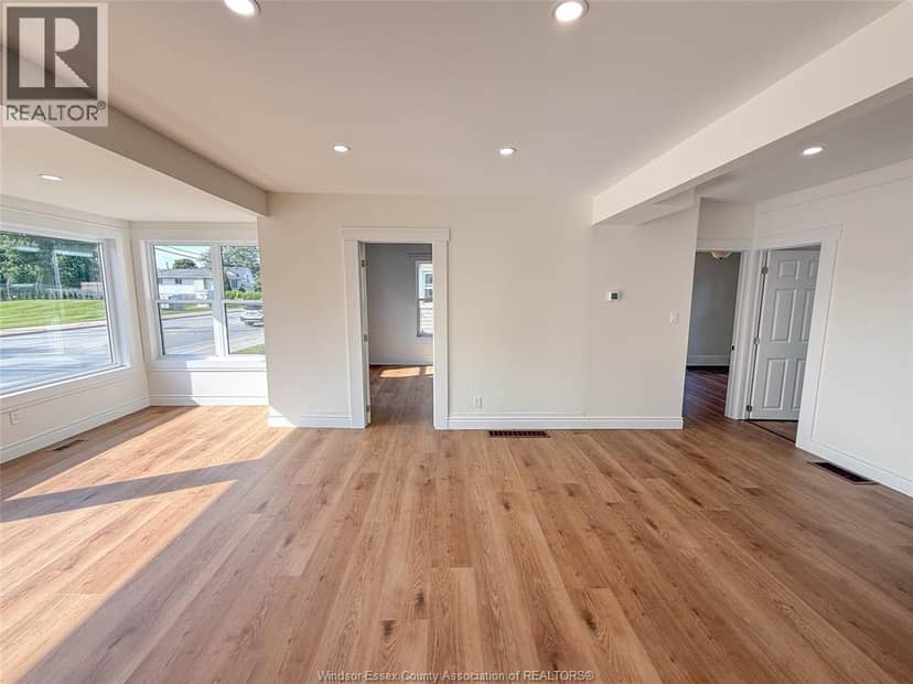 212 ERIE STREET North — photo 10 of 40