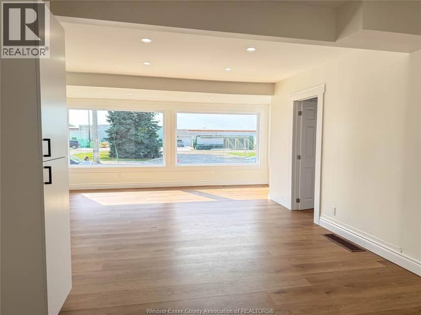 212 ERIE STREET North — photo 7 of 40
