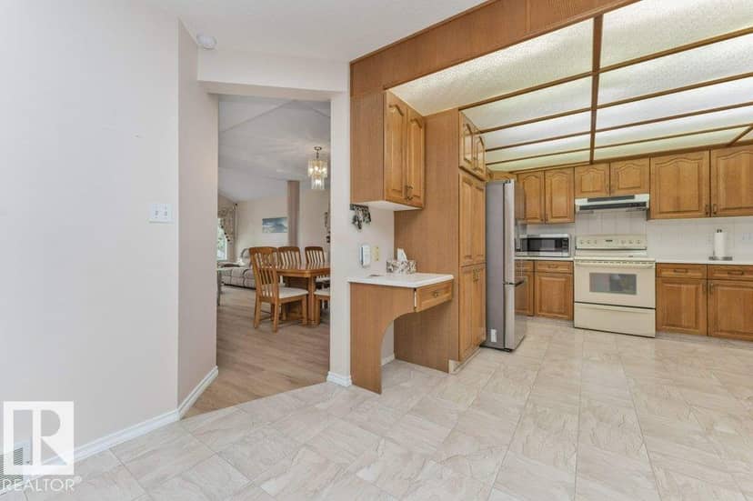 4908 43 AV NW — photo 9 of 40