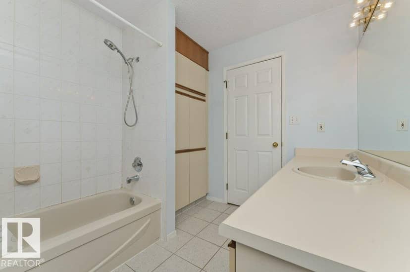 4908 43 AV NW — photo 37 of 40