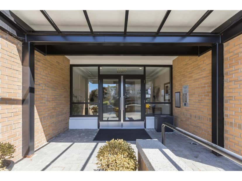 201 15169 BUENA VISTA AVENUE, White Rock, photo 2