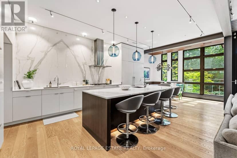 11 Pine Crescent — photo 17 of 40