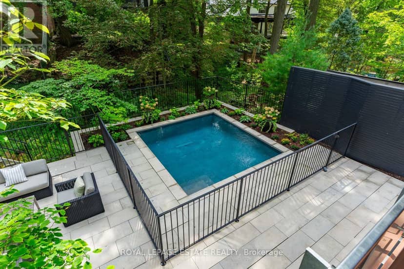 11 Pine Crescent — photo 25 of 40