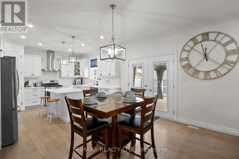 31 Thames Springs Crescent — photo 10 of 35