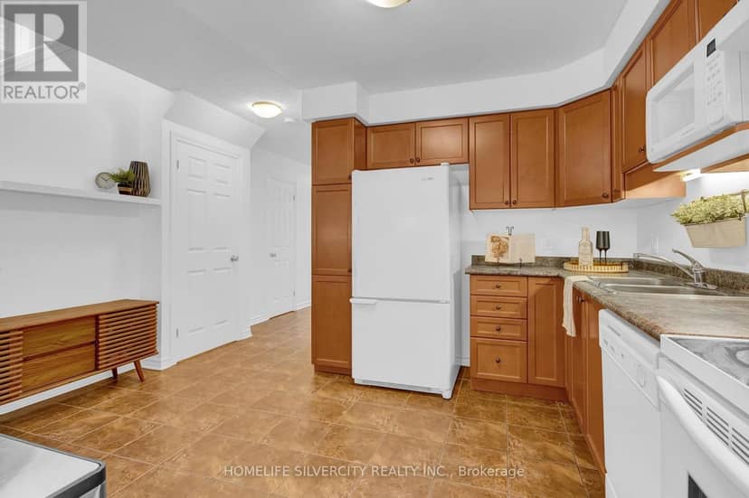 45 - 1059 Whetherfield Street N — photo 14 of 34
