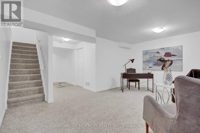 45 - 1059 Whetherfield Street N — photo 17 of 34