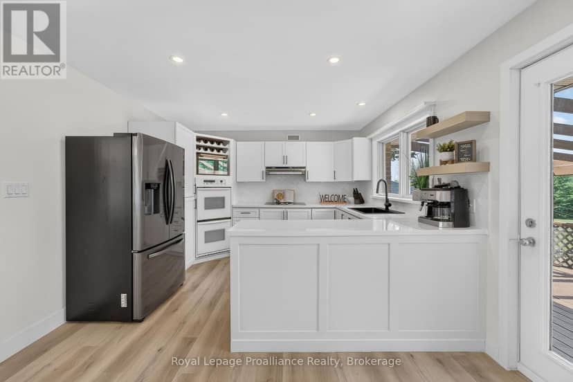 3561 Vienna Crescent — photo 10 of 40