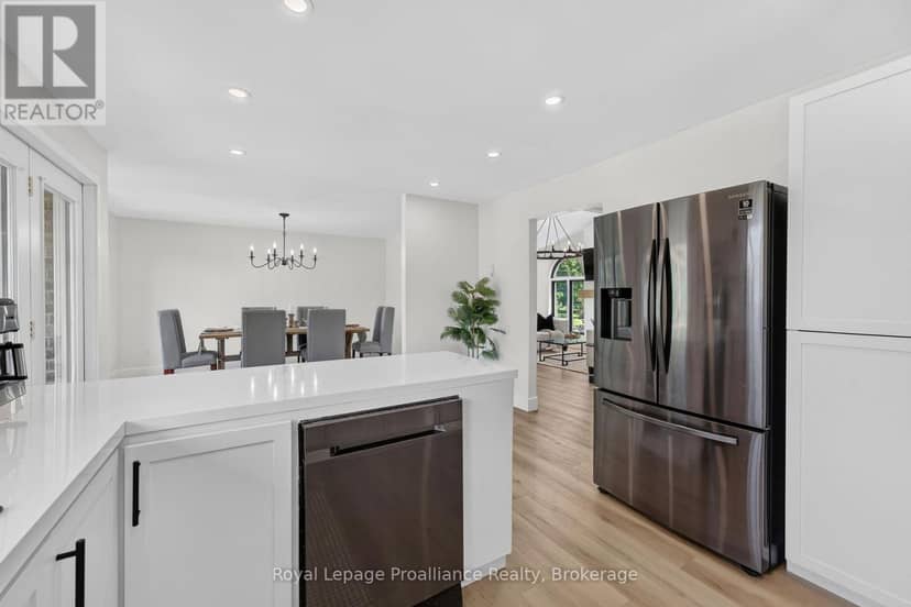 3561 Vienna Crescent — photo 13 of 40