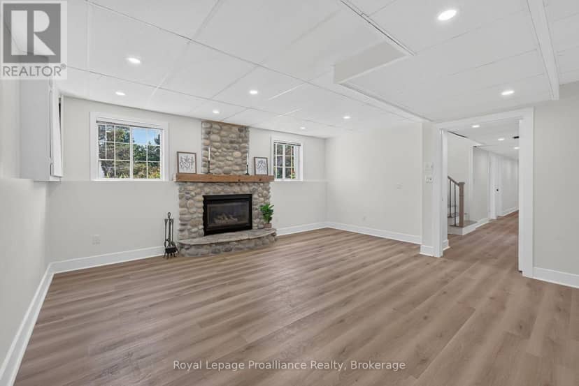 3561 Vienna Crescent — photo 33 of 40