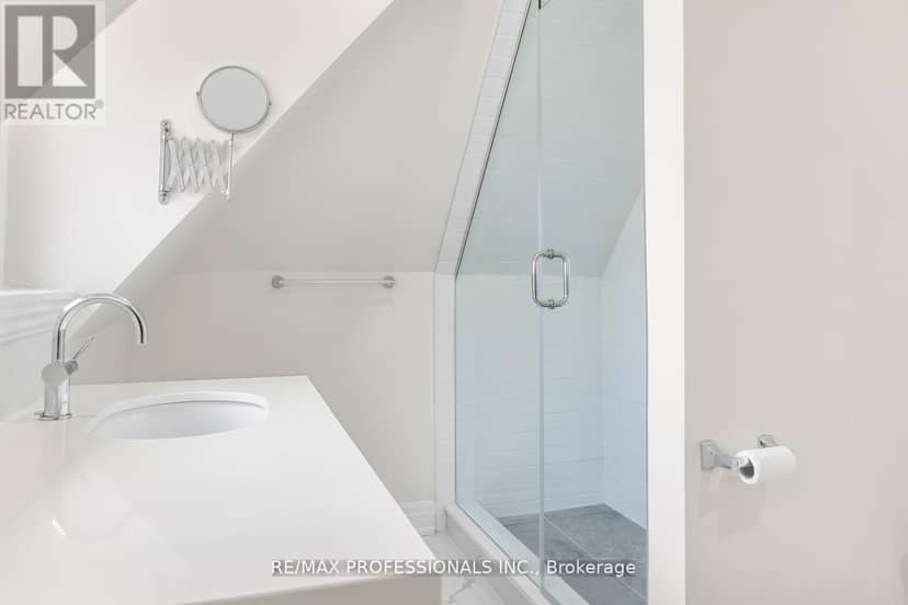 C - 253 Wellesley Street E — photo 29 of 40