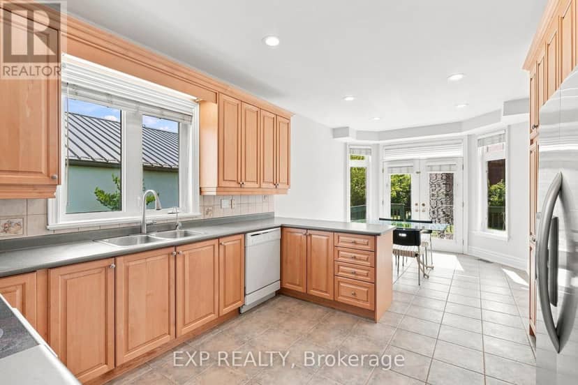 33 Valleyford Avenue, Richmond Hill, photo 2