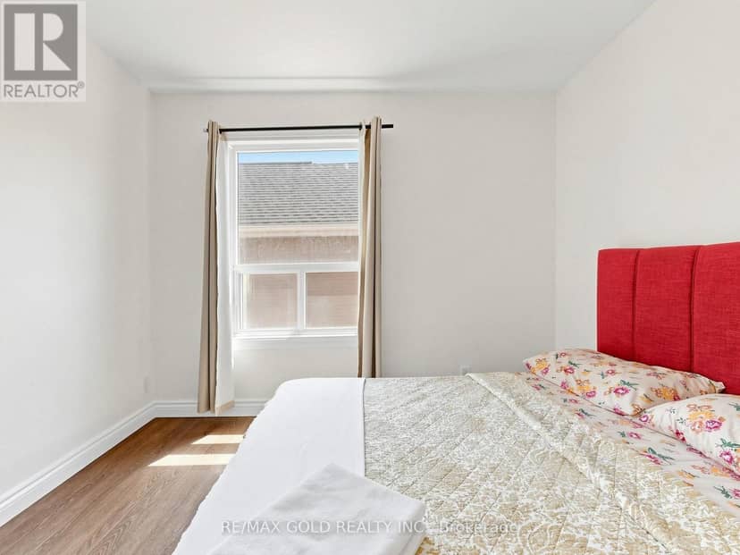 746 King Street W — photo 23 of 40