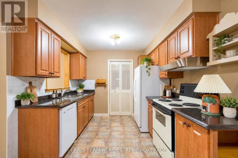 51 Davies Crescent — photo 6 of 40