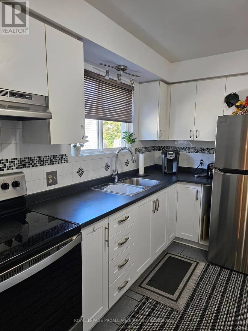 915 Warburton Crescent — photo 10 of 40