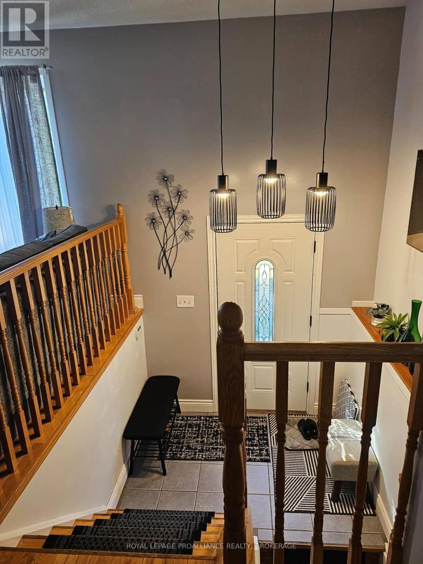 915 Warburton Crescent — photo 7 of 40